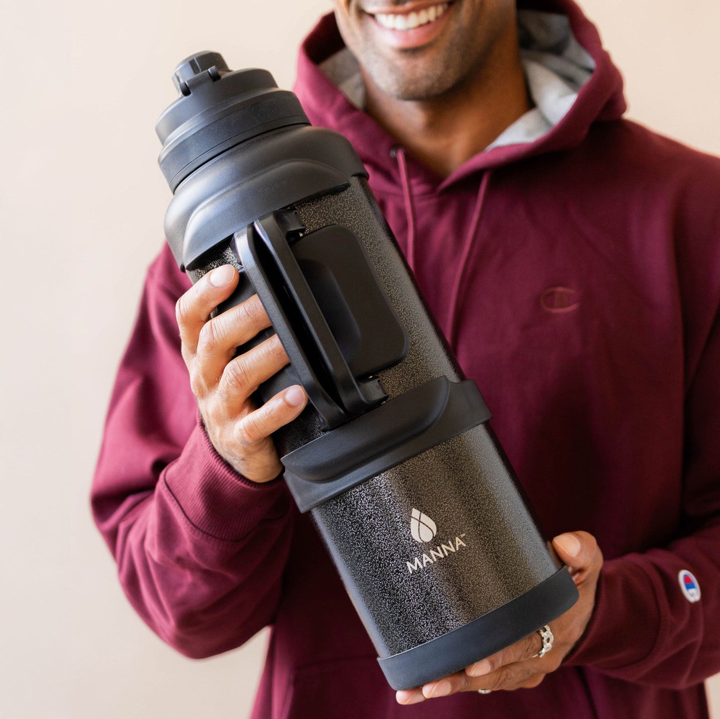 4l-titan-bottle-135-oz-o6 5Manna_Website_Lifestyles-29.jpg